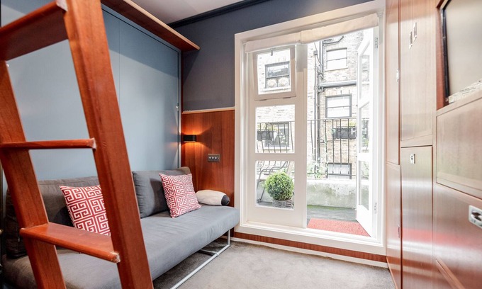 Warwick Apartment | Amazing Studio with Balcony in Westminster