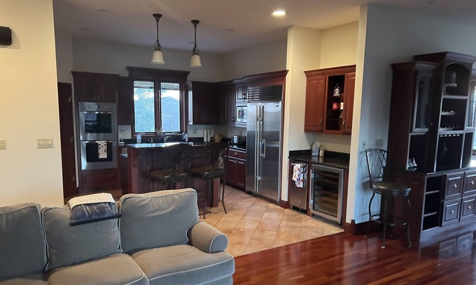 Stockton House | Amazing views - 2 King/ 3 Queen 6400 sq ft house 12 Minutes from town and lake