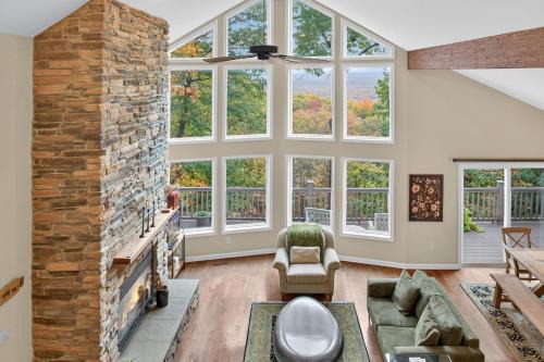 The Woods House | Amazing Views Fireplace Grill & Resort Access