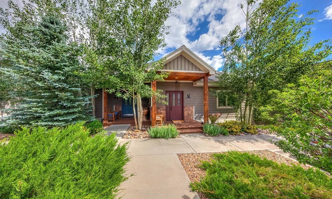 Estes Park House | Amazing Views~Modern Rustic~3 miles to RMNP Entrance~Peaceful area of Estes!