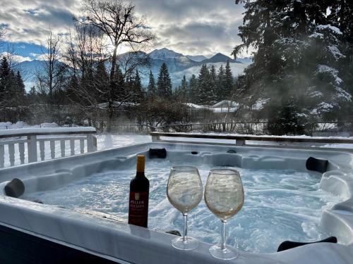 Golden Apartment | Amazing Views, Northern Lights, Stargazing Entire Guest Suite in Golden, BC Canada