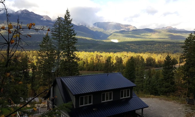 Golden House | Amazing Views Of The Columbia Valley