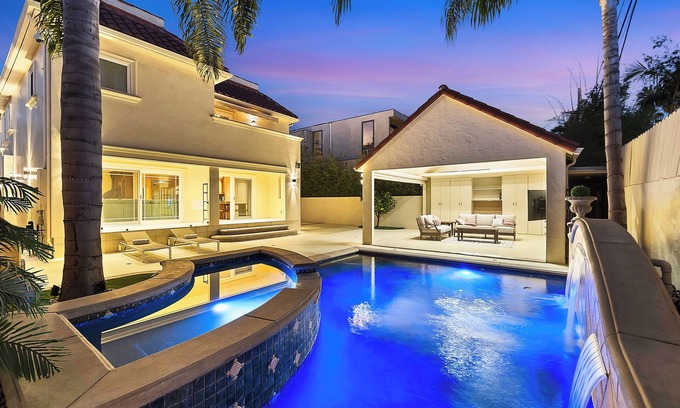 Carthay Circle Villa | Amazing Villa In Best Location Pool jacuzzi Center Walking Distance To Resturant