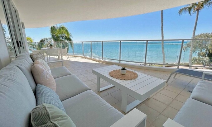 Urangan Apartment | Amazing Water View Apartment - Pool, Gym, Parking.