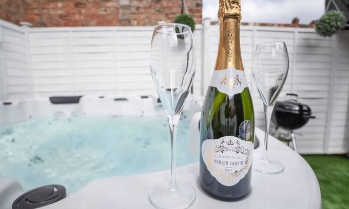 York House | Amberley House - with Hot Tub with Free Parking