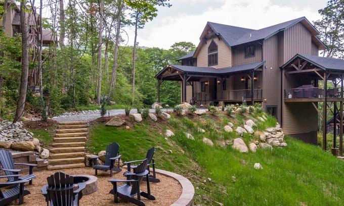 Banner Elk House | Ambience Lodge at Eagles Nest! 6 bedroom, 5.5 bathroom, Luxury Home With Hot Tub and Fireplace