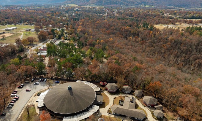 Mountain View Cabin | Americana Cabin in Ozark RV Park in Mountain View - Next to Folk Center!