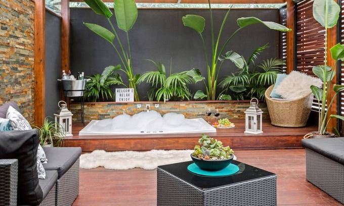Frankston House | Amore: Tranquil Oasis - Outdoor Spa. 50m to beach.