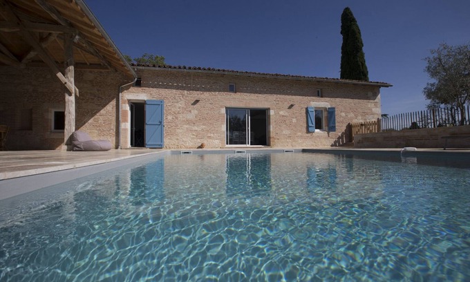 Faudoas House | AN AIR OF DETENTE * (4 ears and 4 stars)