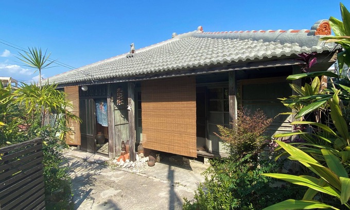Yakena House | An inn where you can experience a traditional Okinawan wooden minka. Enjoy the comfort and healing space! (The owner will welcome guests at the parking lot upon check-in.