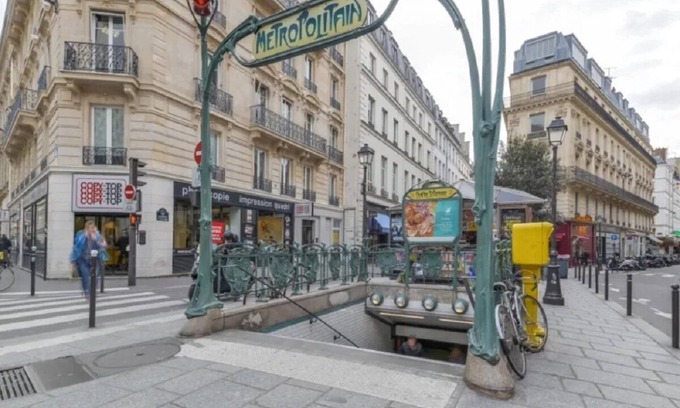 Gaillon Apartment | An uber chic apartment next to Louvre