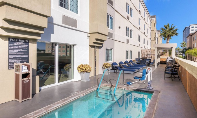 Anaheim Resort Hotel | Anaheim Family Escape! 2 Units w/Pool, Laundry, Gym & Near Disneyland!