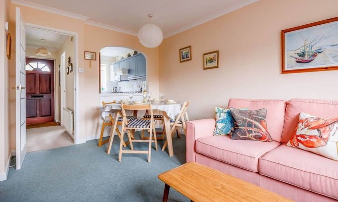 Poole House | Anchorage - Quaint and Cosy Two-Bedroom House