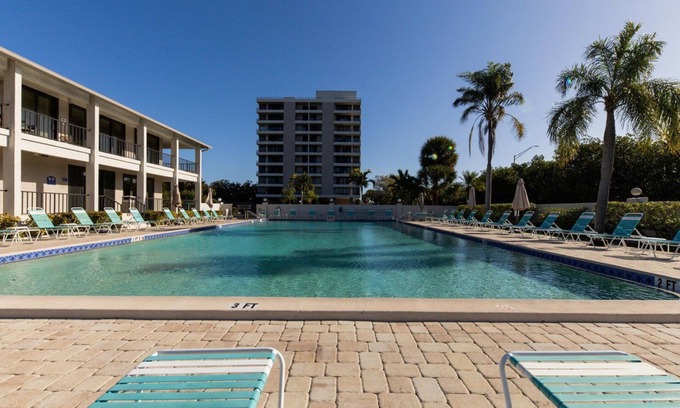 Siesta Key Condo | Anchorage Resort 3 bedroom Luxury Condo w Balcony, Pool Table, Near Beach 0891