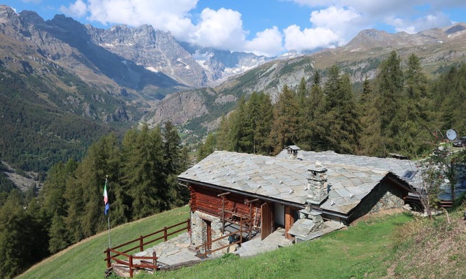 Valtournenche Apartment | Ancienne Bergerie Studio 2 by Interhome