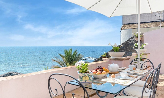 Santa Tecla House | Ancient residence overlooking the sea, with garden