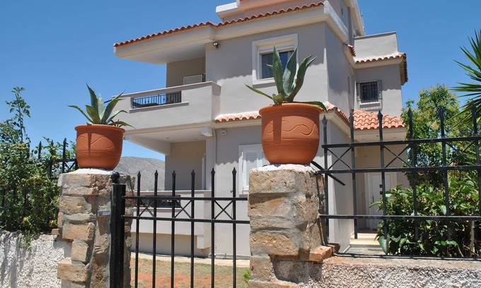 Palaia Fokaia Bed & Breakfast | Angelina's Home, holiday apartment in a villa