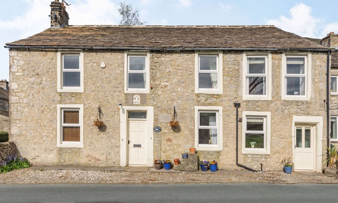 Kilnsey House | ANGLERS COTTAGE, pet friendly, with open fire in Threshfield