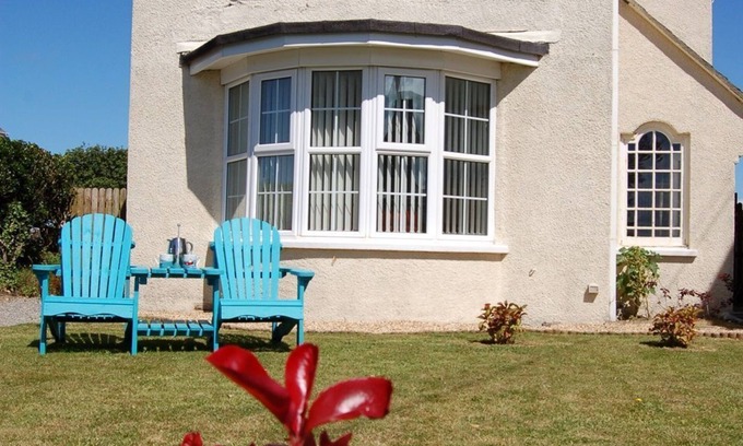 Tywyn House | Angorfa Family Holiday Home with Games Room