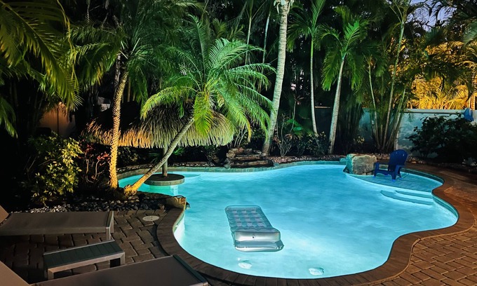 Holmes Beach Villa | Anna Maria Island! All New Remodeled Private Heated Pool + Walk to the Beach! 🌞