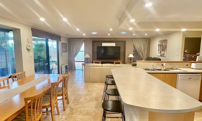 West Busselton House | Anne's Retreat - Busselton