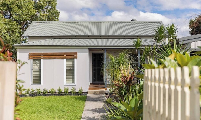 Charlestown House | Annies Cottage Relaxed Stay in Lake Macquarie