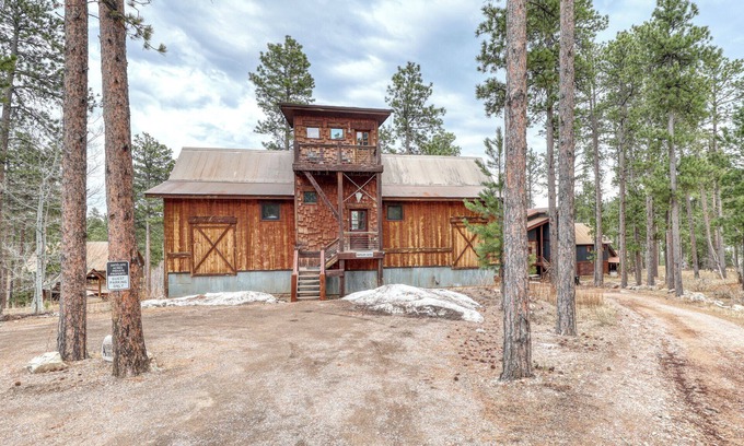Lead Cabin | Antelope Acres | 5 Bed, 3 Bath