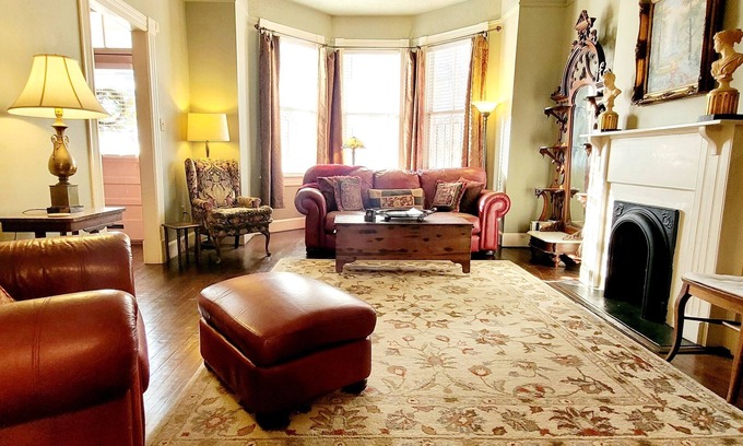 Historic Downtown Savannah House | Antique Gem! Amazing Antiques, Historic District Locale, + Coveted Free Parking