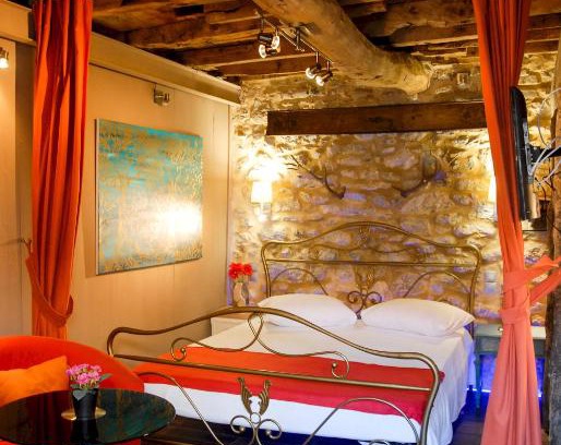 Dimitra Arkadias Apartment | Antique Luxury Groundfloor Suite