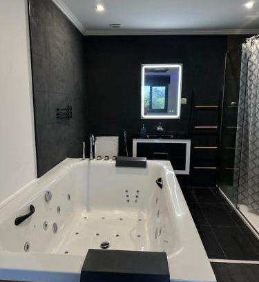 Santa Iria de Azoia Apartment | Apartamento com suíte e jacuzzi