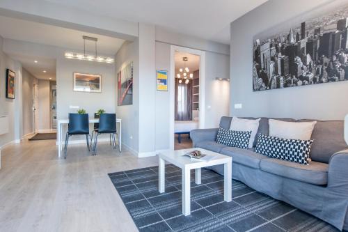 Almenara Apartment | Apartamento Plaza de Castilla II - Urbano con Estilo y Funcional