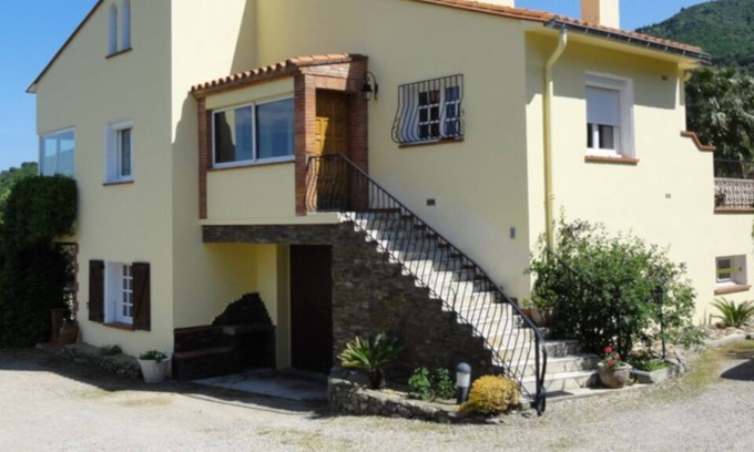 Montesquieu-des-Alberes Apartment | Apartment in the heart of the Albères