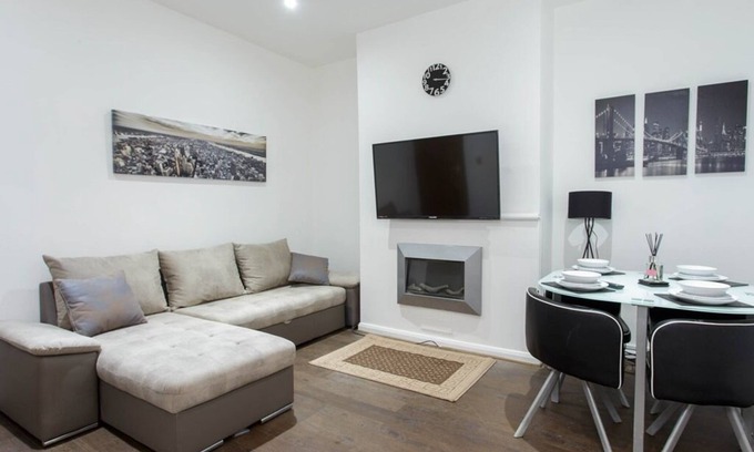Leeds Apartment | Apartment - 1 Mile from Leeds Central- Park House