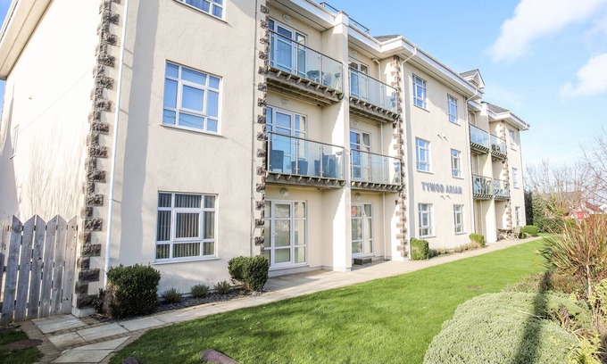 Edern Apartment | APARTMENT 19, pet friendly, with a garden in Morfa Nefyn