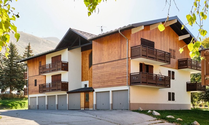 Mont-de-Lans Apartment | Apartment '2 Alpes - Appartement 2-4 Pers' with Mountain View, Balcony and Wi-Fi