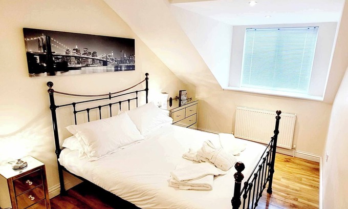 Darlington Apartment | Apartment 4 - CHIC 2 BEDROOM APARTMENT LUXURY IN A GREAT LOCATION