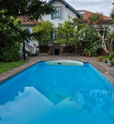 Hendaye Apartment | Apartment 55 m2, sunny garden & pool in Villa 1905