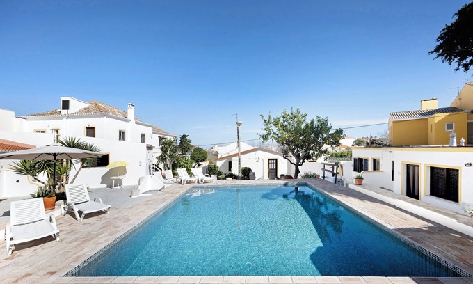 Ameijeira Apartment | Apartment "A Cerca - E" with Shared Pool, Garden & Wi-Fi