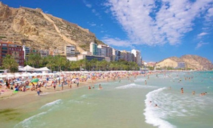 Campoamor Apartment | Apartment 'Apartamento Planta Baja' with Wi-Fi and Air Conditioning