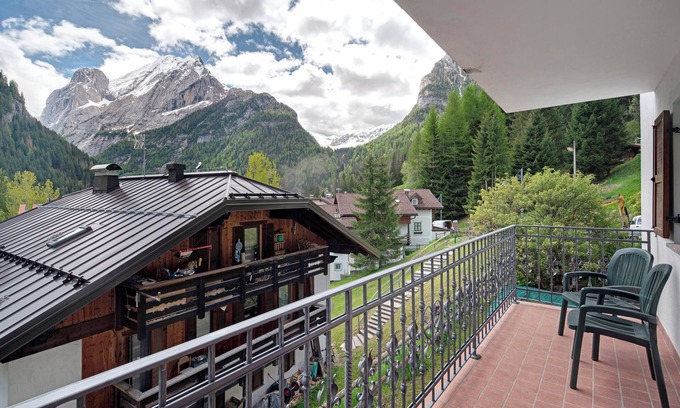 Alba Apartment | Apartment 'App Camilla - Piano Terra' with Mountain View and Balcony