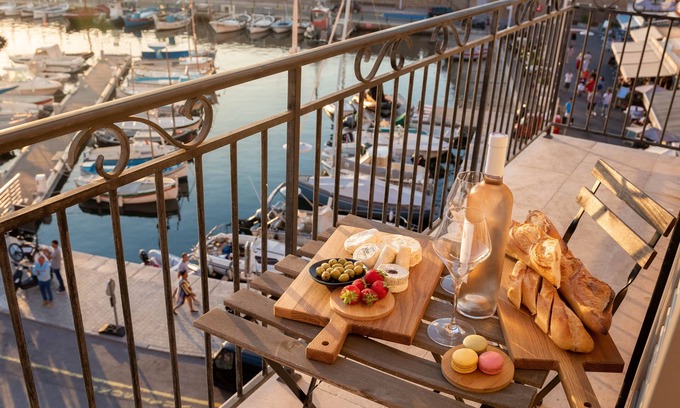 Old Town Apartment | Apartment Bellevue with balcony on the port of Saint-Tropez
