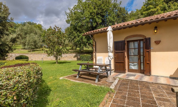 Santa Luce Apartment | Apartment 'Biancospino' with Shared Pool, Wi-Fi and Air Conditioning