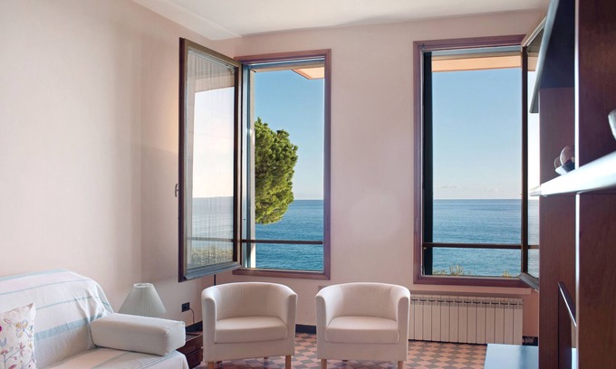 Arenzano Apartment | Apartment "Casa Costa - Arenzanohost" with Sea View, Garden & Wi-Fi