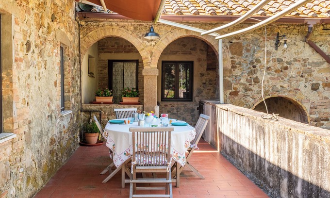 Radicondoli Apartment | Apartment 'Casa In Antico Casolare' with Mountain View, Shared Pool and Wi-Fi