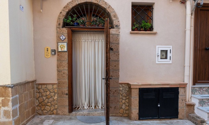 Porticello Apartment | Apartment 'Casa Margherita' with Wi-Fi and Air Conditioning