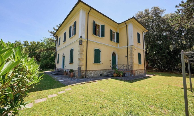 Gavorrano Apartment | Apartment 'Cesari' with Shared Garden