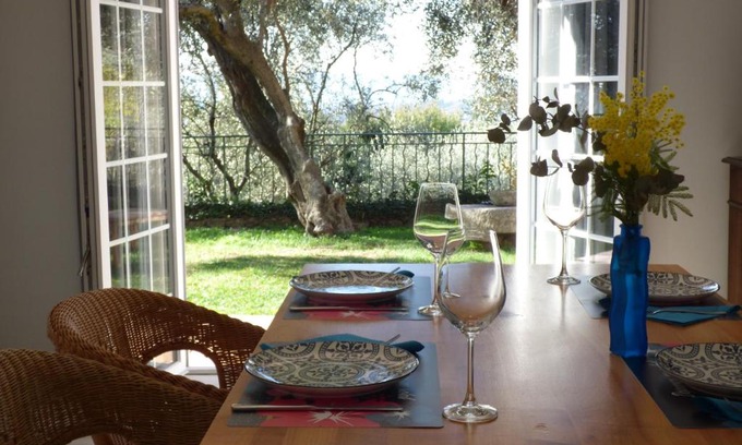 Chateauneuf-Grasse Apartment | Apartment Cézanne with heated pool and private garden