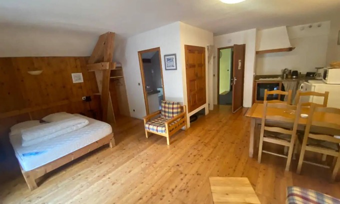 Ristolas Apartment | Apartment 'Chez Bérangère Au Chalet De Segure' with Mountain View, Shared Garden and Wi-Fi