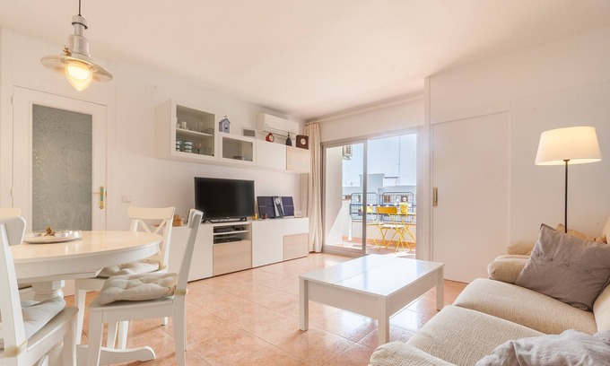 Sant Pol De Mar Apartment | Apartment "Con Piscina y Playa" with Shared Pool & Wi-Fi