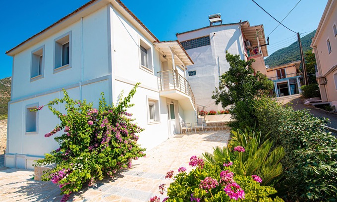 Vournikas Apartment | Apartment 'Cosy' with Wi-Fi and Air Conditioning